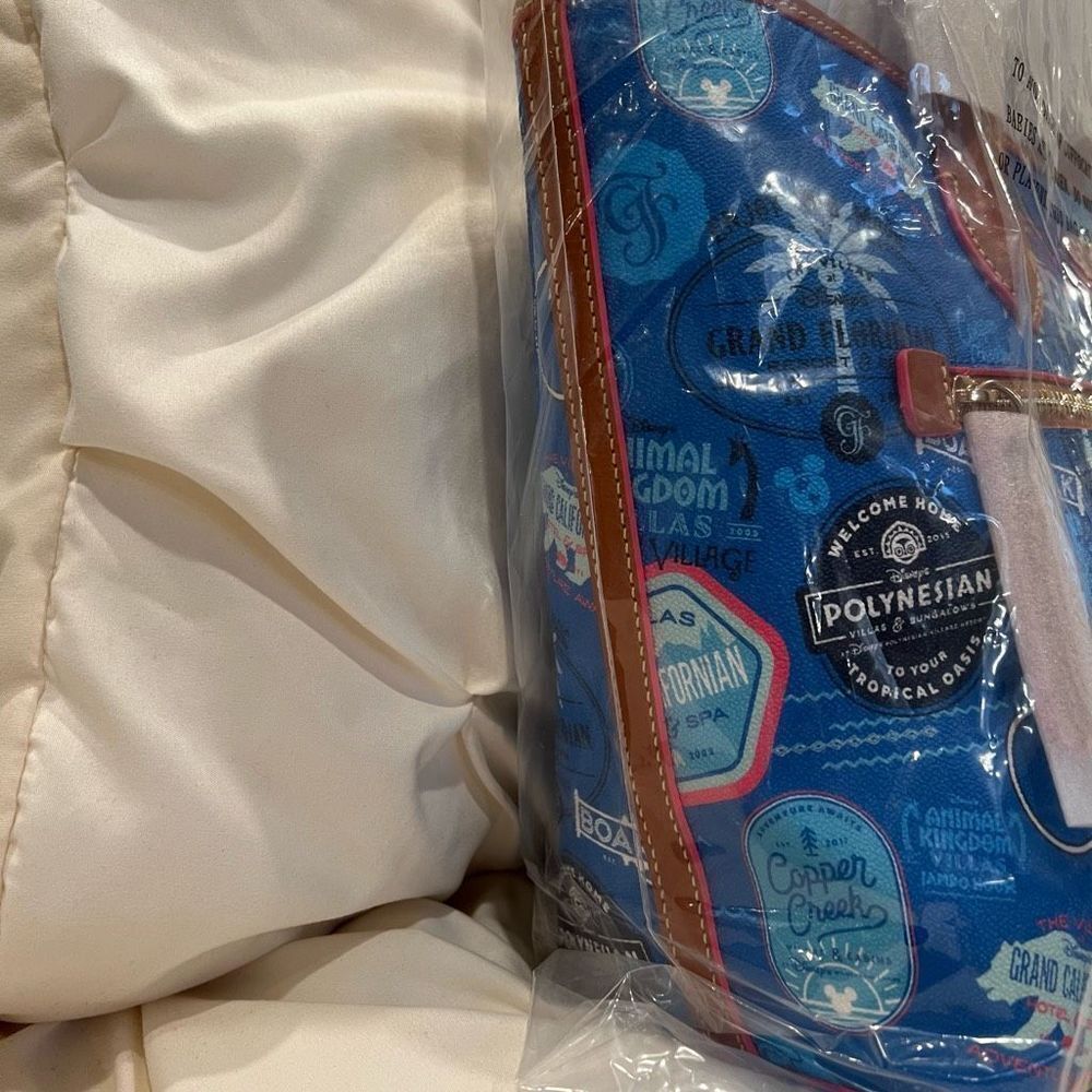 Dooney & Bourke Disney Vacation Club Tote Bag Disney Resorts Hotels NWT - Picture 7 of 8